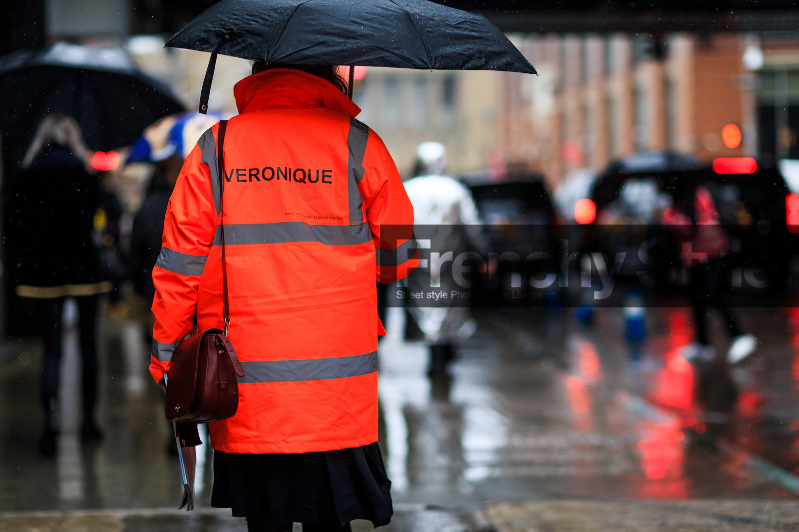 atmosphere details, AUTUMN WINTER 2016-2017, AW 16-17, back detail, detail, fashion week, fluo, frenchystyle, FW, FW 16-17, horizontal, jonathan paciullo, leather bag, metallic, NEW YORK, NYFW, orange jacket, red bag, shiny, street style, umbrella, woman