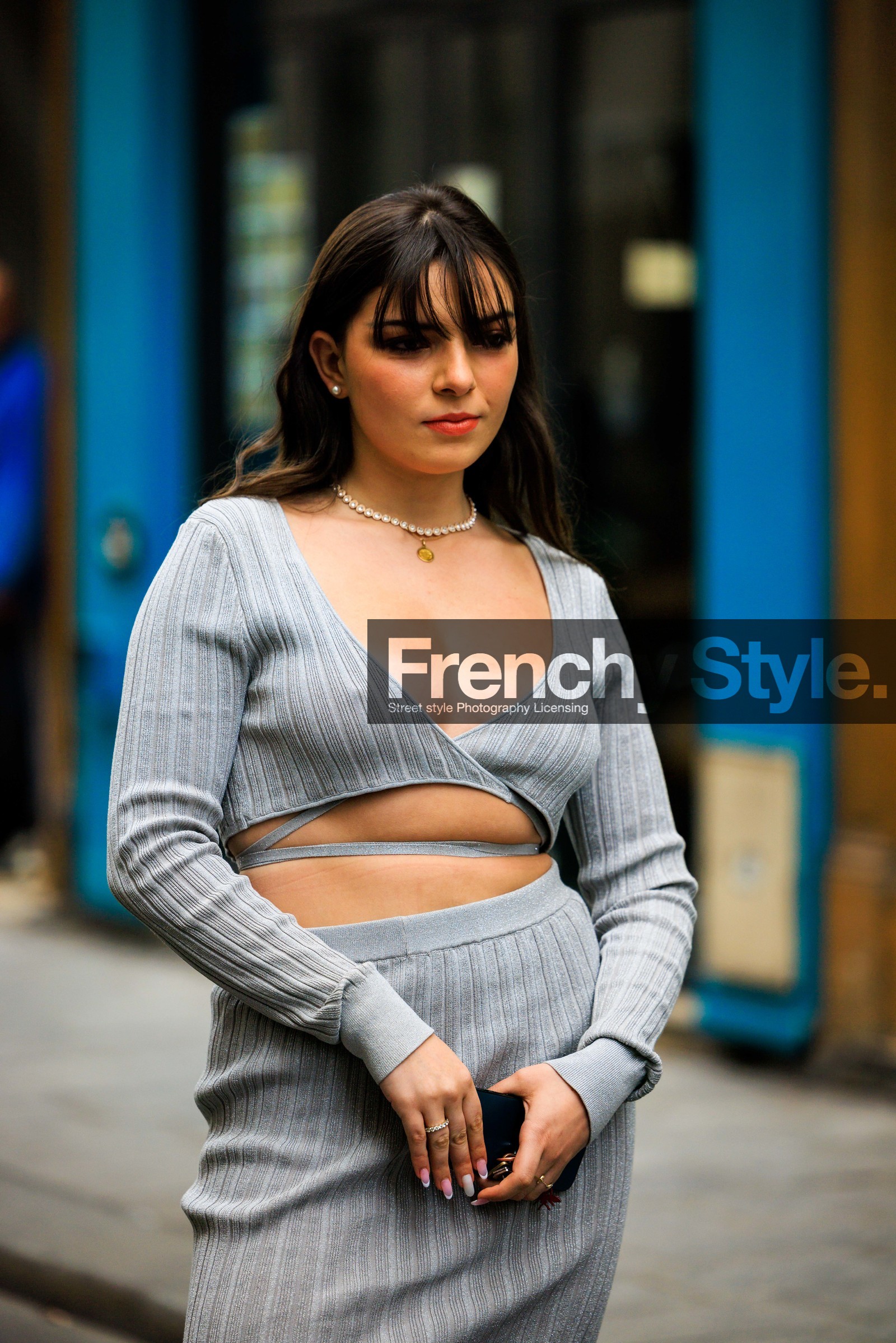 grey set, grey look, pearl necklace, midi skirt, open cut skirt, grey top, street style, jonathan paciullo, FW, frenchystyle, fashion week, AUTUMN WINTER 2022-2023, FALL WINTER 2022_2023, FW 22-23, PFW, PARIS, vertical, detail