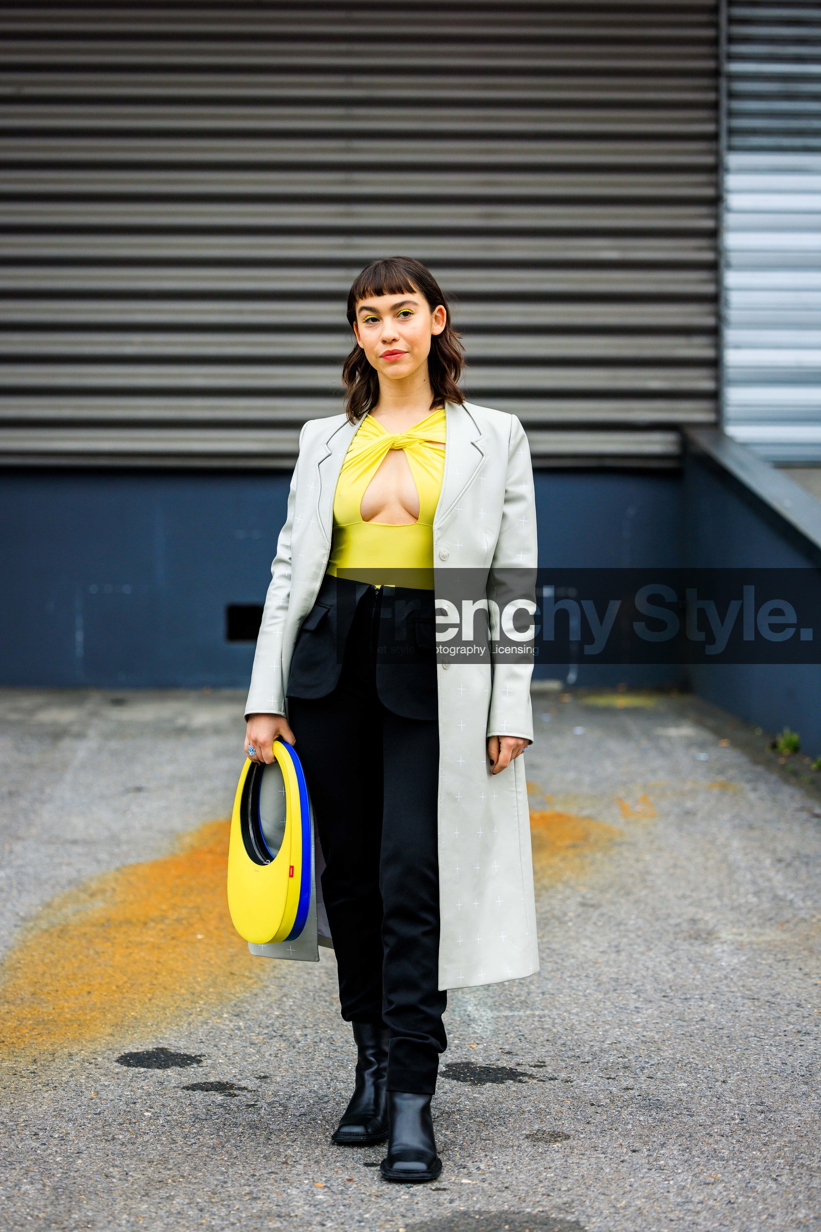 yellow eyeshadow, makeup, yellow bodysuit, coperni. bodysuit, white trench, black trousers, pocker trousers, coperni, coperni bag, yellow bag, black boots, street style, jonathan paciullo, FW, frenchystyle, fashion week, AUTUMN WINTER 2022-2023, FALL WINTER 2022_2023, FW 22-23, PFW, PARIS, full length, vertical