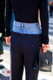 atmosphere details, back detail, black bag, black sweater, blue denim, blue pants, denim pants, detail, fashion week, frenchystyle, FW, jeans, jonathan paciullo, layers, leather bag, NEW YORK, NYFW, SPRING SUMMER 2018, SS 18, street style, striped pants, trousers, vertical