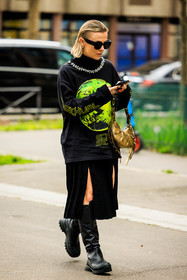 black look, black sunglasses, black sweatshirt, printed sweatshirt, midi skirt, black skirt, black boots, leather boots, golden bag, cagoule handbag, balenciaga bag, mini bag, street style, jonathan paciullo, FW, frenchystyle, fashion week, AUTUMN WINTER 2022-2023, FALL WINTER 2022_2023, FW 22-23, PFW, PARIS, full length, vertical