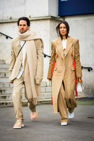 couple matching, beige scarf, beige suit, white shirt, orange print shoes, beige debiers, classic trench, beige pants, tabi shoes, margiela shoes, tabi boots, gucci bag, gucci bamboo bag, white top, cut out top, orange details coat, white handbag, alice & j.s, alice barbier, JS roques, fashion week, frenchystyle, FW, jonathan paciullo, street style, AUTUMN WINTER 2022-2023, FALL WINTER 2022_2023, FW 22-23, PFW, PARIS, vertical, full length