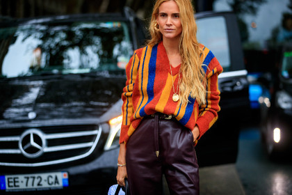 blanca miro scrimieri, red pullover, orange pullover, blue pullover, yellow pullover, low necked pullover, burgundy leather pants, long necklace, golden necklace, hoop earrings, golden earrings, belted pants, fashion week, frenchystyle, FW, jonathan paciullo, street style, SPRING SUMMER 2020, SS 20, PFW, PARIS, horizontal, atmosphere details, detail
