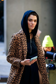 model, leopard printed coat, black hoodie, beige coat, iphone, smartphone, fashion week, frenchystyle, FW, jonathan paciullo, street style, NYFW, NEW YORK, AUTUMN WINTER 2020-2021, FALL WINTER 2020-2021, FW 20-21, vertical, atmosphere details, detail