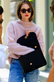 atmosphere details, black bag, blue denim, denim pants, detail, fashion week, frenchystyle, FW, jeans, jonathan paciullo, leather bag, mansur gabriel, NEW YORK, NYFW, pink sweater, SPRING SUMMER 2018, SS 18, street style, sunglasses, trousers, vertical
