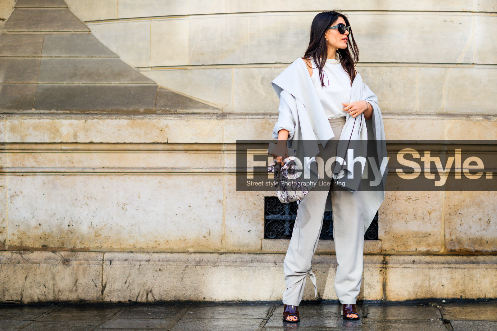 animal print, atmosphere details, AUTUMN WINTER 2017-2018, AW 17-18, beige pants, bordeaux, burgundy, detail, FALL WINTER 2017-2018, fashion week, frenchystyle, FW, FW 17-18, high heels, horizontal, jonathan paciullo, leather bag, leather shoes, PARIS, PFW, printed bag, red shoes, snake print, street style, sunglasses, trousers, white jacket, white tank top