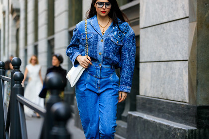 doina ciobanu, blue jeans, denim, denim jacket, denim total look, tweed jacket, floral embroidered jacket, high waist jeans, blue jacket, blue sunglasses, aviator sunglasses, red lipstick, golden necklace, big chain necklace, charms necklace, mom jeans, white leather bag, shoulder bag, golden chain strap bag, fashion week, frenchystyle, FW, jonathan paciullo, street style, MFW, MILAN, AUTUMN WINTER 2020-2021, FALL WINTER 2020-2021, FW 20-21, horizontal, atmosphere details, detail