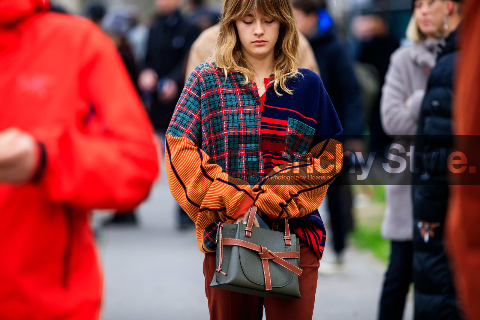 kaki leather bag, hand bag, checked pullover, striped pullover, patchwork pullover, red pullover, green pullover, navy blue pullover, yellow pullover, multicolor pullover, loewe bag, loewe pullover, fashion week, frenchystyle, FW, jonathan paciullo, street style, PFW, PARIS, AUTUMN WINTER 2020-2021, FALL WINTER 2020-2021, FW 20-21, horizontal, detail, atmosphere details