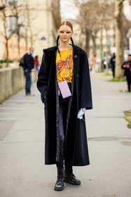 make up, close up, ginger hair, braids, piggy tails, smoky eyes, yellow shirt, printed shirt, leo tshirt, black trench, long trenchcoat, dark denim pants, purple crossbody bag, mini necklace bag, model, fashion week, frenchystyle, FW, jonathan paciullo, street style, AUTUMN WINTER 2022-2023, FALL WINTER 2022_2023, FW 22-23, PFW, PARIS, vertical, full length
