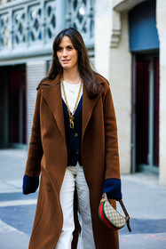 minimal look, brown trench, white tshirt, navy blue cardigan, golden necklace, long necklace, white trousers, guccis handbag, logo handbag, astrid boutrot, street style, jonathan paciullo, FW, frenchystyle, fashion week, AUTUMN WINTER 2022-2023, FALL WINTER 2022_2023, FW 22-23, PARIS, PFW, vertical, detail