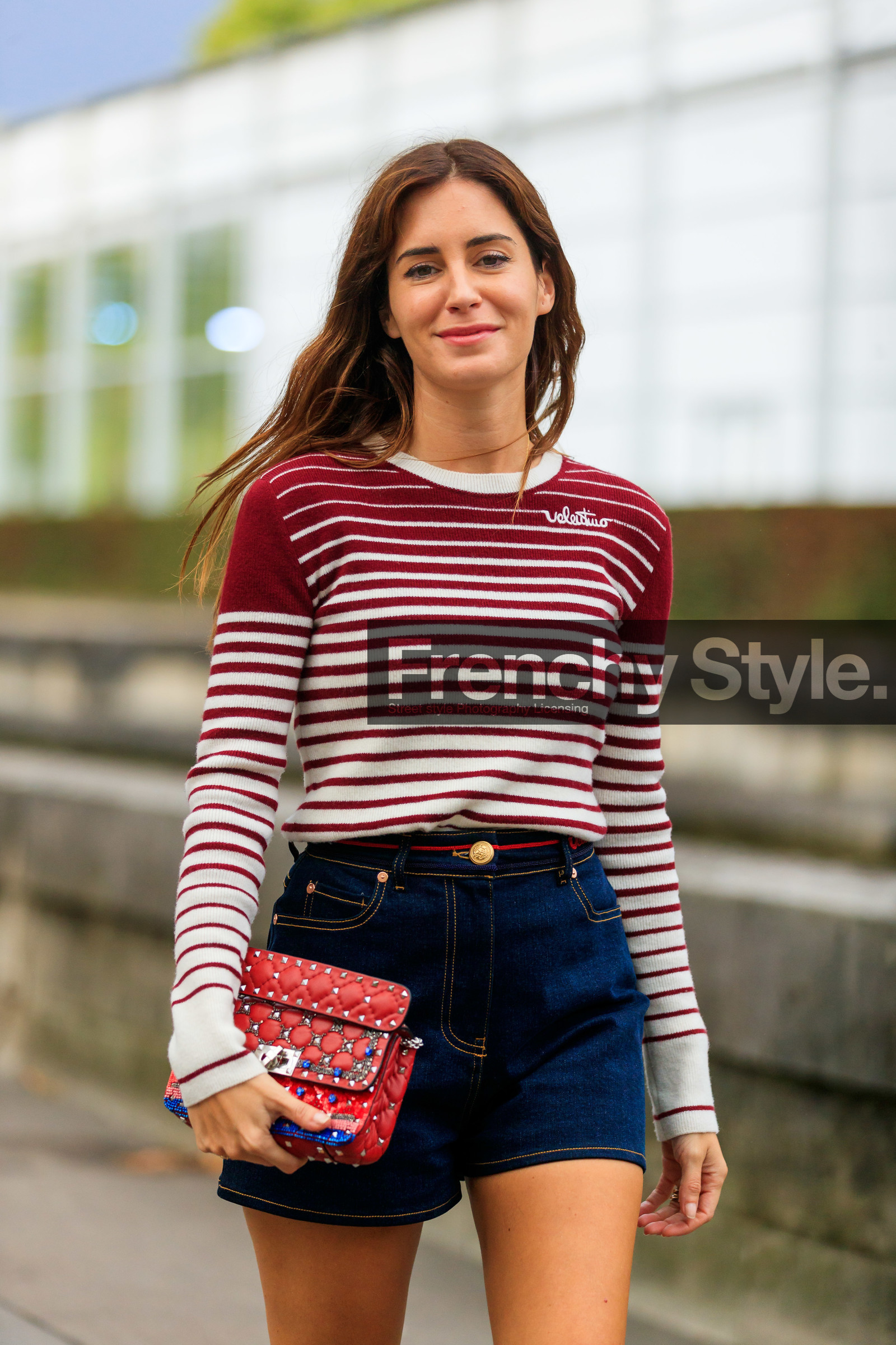 gala gonzalez, valentino look, valentino bag, valentino pullover, valentino shorts, red pullover, burgundy pullover, white pullover, striped pullover, high waist shorts, denim, denim shorts, navy blue shorts, red leather bag, studs details bag, strassed bag, PARIS, PFW, SPRING SUMMER 2020, SS 20, fashion week, frenchystyle, FW, jonathan paciullo, street style, vertical, atmosphere details, detail