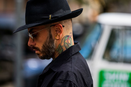 black hat, borsalino, hat, menswear, plug, plug earrings, tattoo, fashion week, frenchystyle, FW, jonathan paciullo, street style, MFW, MILAN, SPRING SUMMER 2022, SS 22, horizontal, atmosphere details, detail