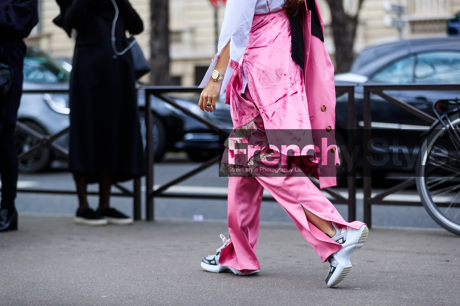 blazer, leather shoes, louis vuitton, miu miu, off the shoulder, pink dress, pink jacket, pink pants, trousers, white shirt, white sneakers, street style, jonathan paciullo, FW, frenchystyle, fashion week, PFW, PARIS, AUTUMN WINTER 2018-2019, FALL WINTER 2018-2019, FW 18-19, horizontal, atmosphere details