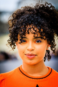 dior, knitted top, logo tshirt, knitwear, orange tshirt, dior tshirt, afro hair, close up, orange make up, eyeshadow, paola locatelli, fashion week, frenchystyle, FW, jonathan paciullo, street style, AUTUMN WINTER 2022-2023, FALL WINTER 2022_2023, FW 22-23, PFW, PARIS, vertical, detail