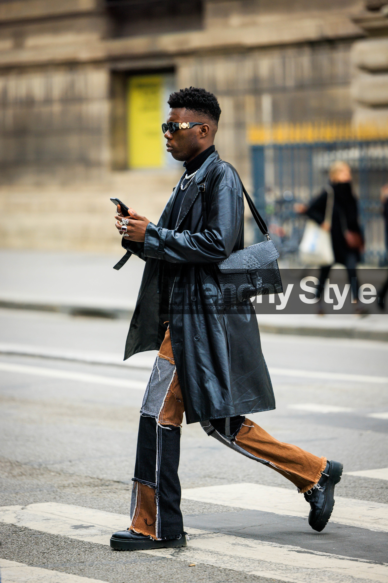 leather handbag, black bag, leather trench, black sunglasses, black turtleneck, patched trousers, camel and black trousers, black boots, multiple rings, street style, jonathan paciullo, FW, frenchystyle, fashion week, AUTUMN WINTER 2022-2023, FALL WINTER 2022_2023, FW 22-23, PFW, PARIS, full length, vertical