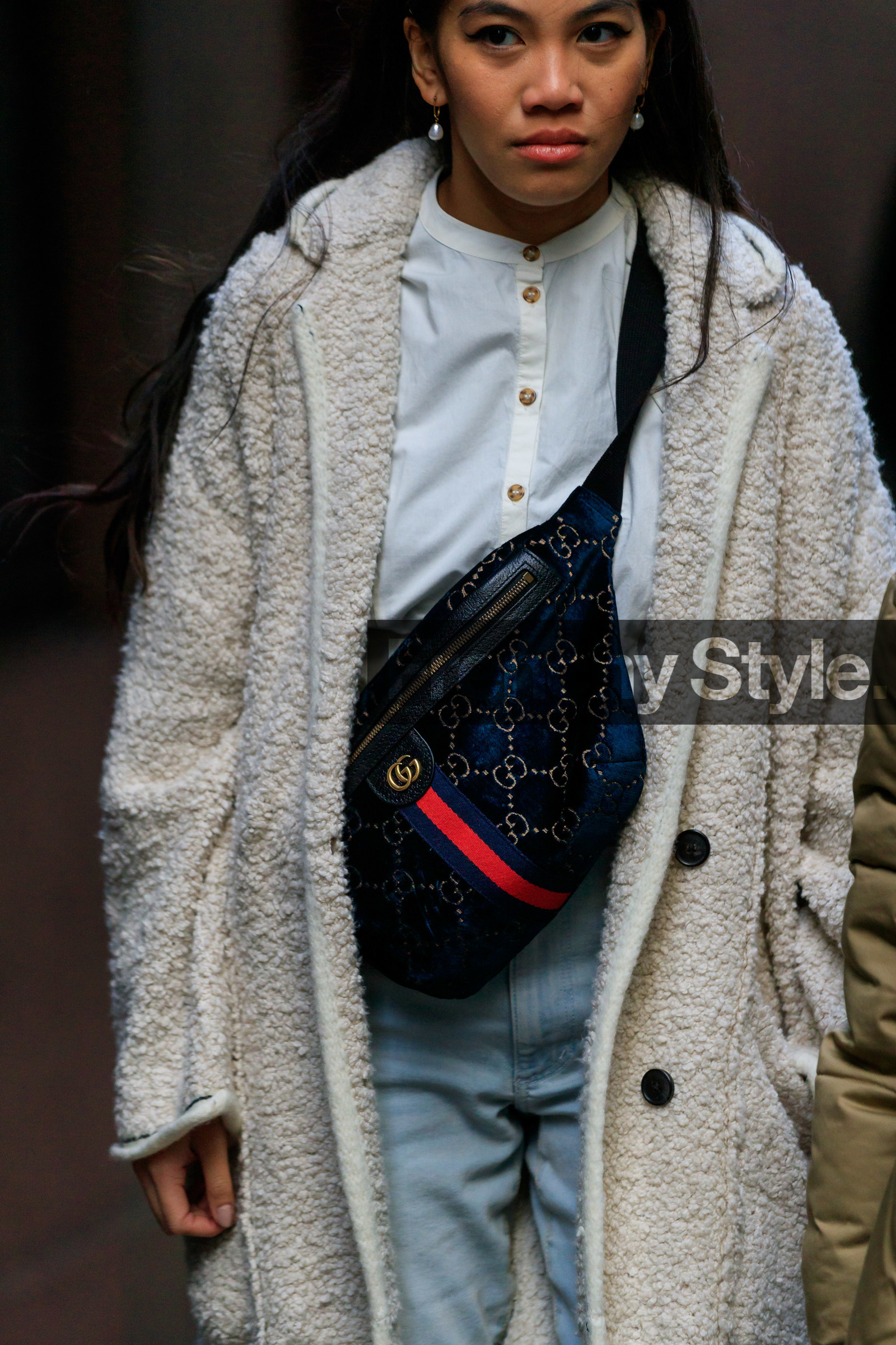 fur boots, white coat, white shirt, light blue jeans, gucci bag, crossbody bag, monogrammed bag, navy blue bag, velvet bag, fashion week, frenchystyle, FW, jonathan paciullo, street style, AUTUMN WINTER 2020-2021, FALL WINTER 2020-2021, FW 20-21, vertical, atmosphere details, detail, NYFW, NEW YORK