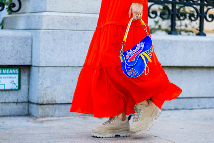atmosphere details, beige sneakers, blue bag, christian dior, detail, fashion week, frenchystyle, FW, graphic bag, horizontal, jonathan paciullo, leather bag, long dress, NEW YORK, NYFW, printed bag, red dress, SPRING SUMMER 2018, SS 18, street style, veronika heilbrunner