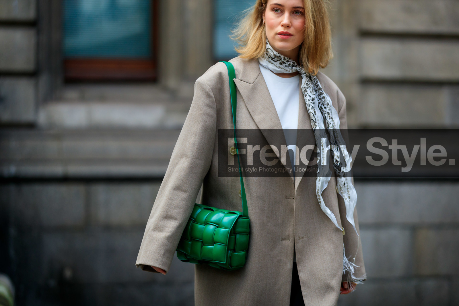 Annabel Rosendahl, green leather bag, bottega veneta bag, plaited bag, plaited leather bag, shoulder bag, beige jacket, oversize jacket, white scarf, bandana scarf, white t-shirt, fashion week, frenchystyle, FW, jonathan paciullo, street style, LFW, LONDON, AUTUMN WINTER 2020-2021, FALL WINTER 2020-2021, FW 20-21, horizontal, atmosphere details, detail