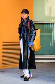 AUTUMN WINTER 2017-2018, AW 17-18, black cap, black coat, black sandals, black shoes, chanel, FALL WINTER 2017-2018, fashion week, frenchystyle, full length, FW, FW 17-18, golden details, jonathan paciullo, leather bag, leather shoes, MFW, MILAN, orange bag, street style, sweatpants, trousers, varnished leather, vertical, vinyl, white pants