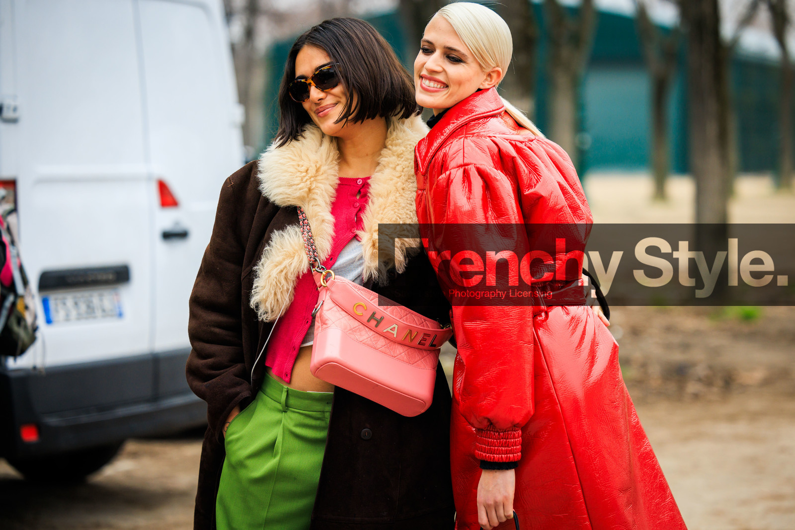 red trench, belted trench, smoky eyes, pattent coat, pattent boots, black boots, white hair, tortoise sunglasses, short hair, model, furry coat, furry collat, leather coat, brown coat, crossbody bag, chanel bag, pink bag, dandy look, green pants, pink cardigan, white top, fashion week, frenchystyle, FW, jonathan paciullo, street style, PARIS, PFW, SPRING SUMMER 2022, SS 22, atmosphere details, detail, horizontal