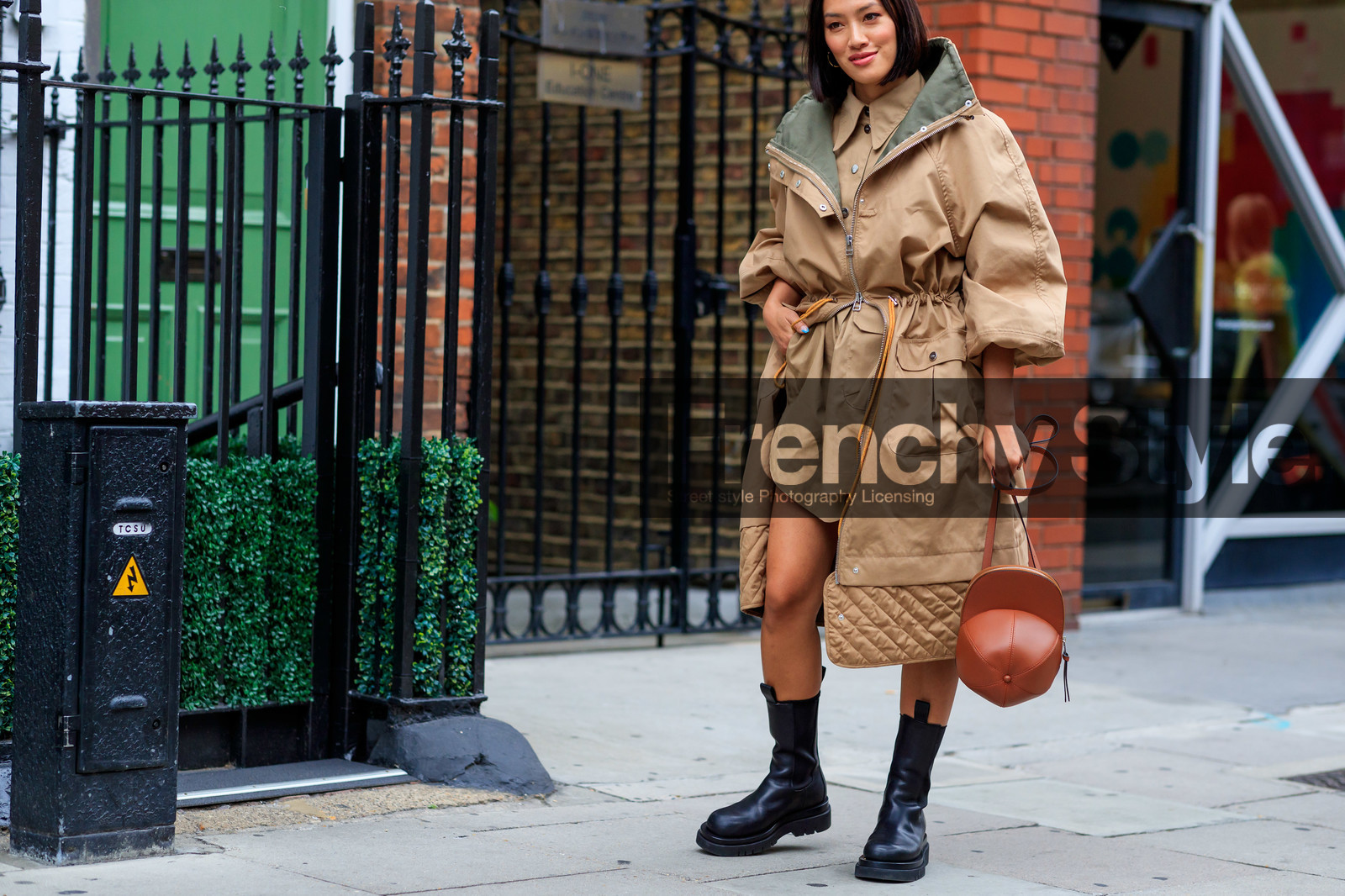 j w anderson bag, beige coat, beige trench coat, oversize trench coat, oversize coat, oversize parka, quilted coat, brown leather bag, black leather boots, chelsea boots, fashion week, frenchystyle, FW, jonathan paciullo, street style, atmosphere details, horizontal, detail