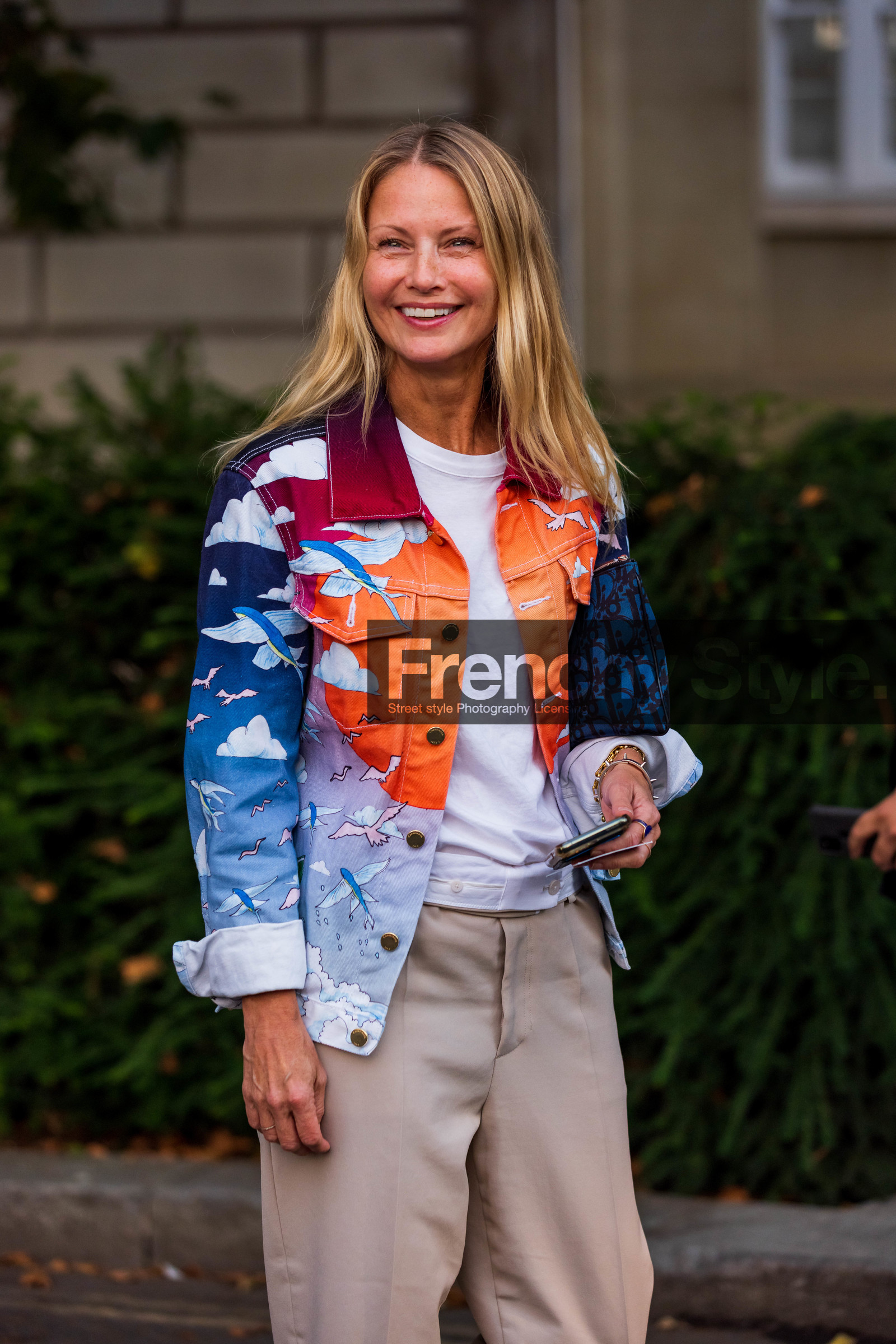 Holli Rogers, jacket, print, colorful, baggy pants, trousers, beige, sneakers, fashion week, frenchystyle, FW, jonathan paciullo, street style, SS 22, SPRING SUMMER 2022, LFW, LONDON, vertical, atmosphere details, detail