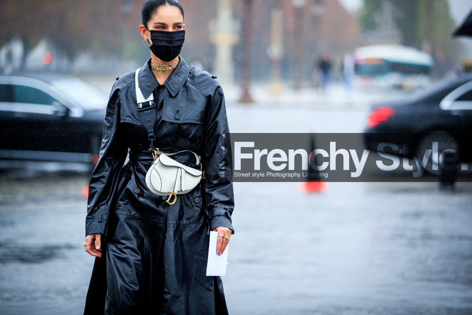 fiona zanetti, dior bag, dior strap bag, dior saddle bag, black leather jacket, belted jacket, long jacket, white leather bag, crossbody bag, dior necklace, multi necklace, multi chocker, chocker, choker necklace, green necklace, diamond necklace, round shape earrings, hoop earrings, covid face mask, fashion week, frenchystyle, FW, jonathan paciullo, street style, PFW, PARIS, SPRING SUMMER 2021, SS 21, horizontal, atmosphere details, detail