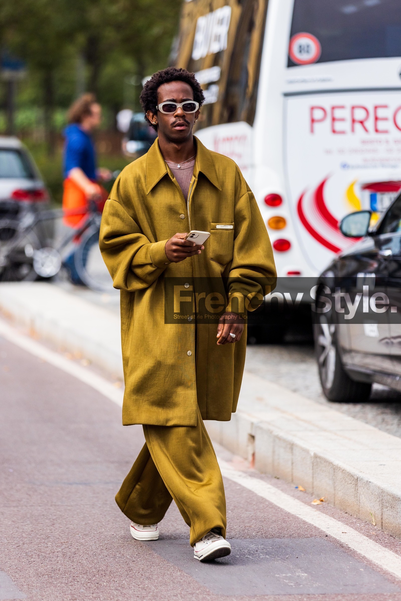 coat, converse, fluid coat, fluid pants, long coat, menswear, ochre coat, ochre pants, pants, smartphone, sunglasses, white converse, white sunglasses, fashion week, frenchystyle, FW, jonathan paciullo, street style, SPRING SUMMER 2022, SS 22, MFW, MILAN, vertical, full length