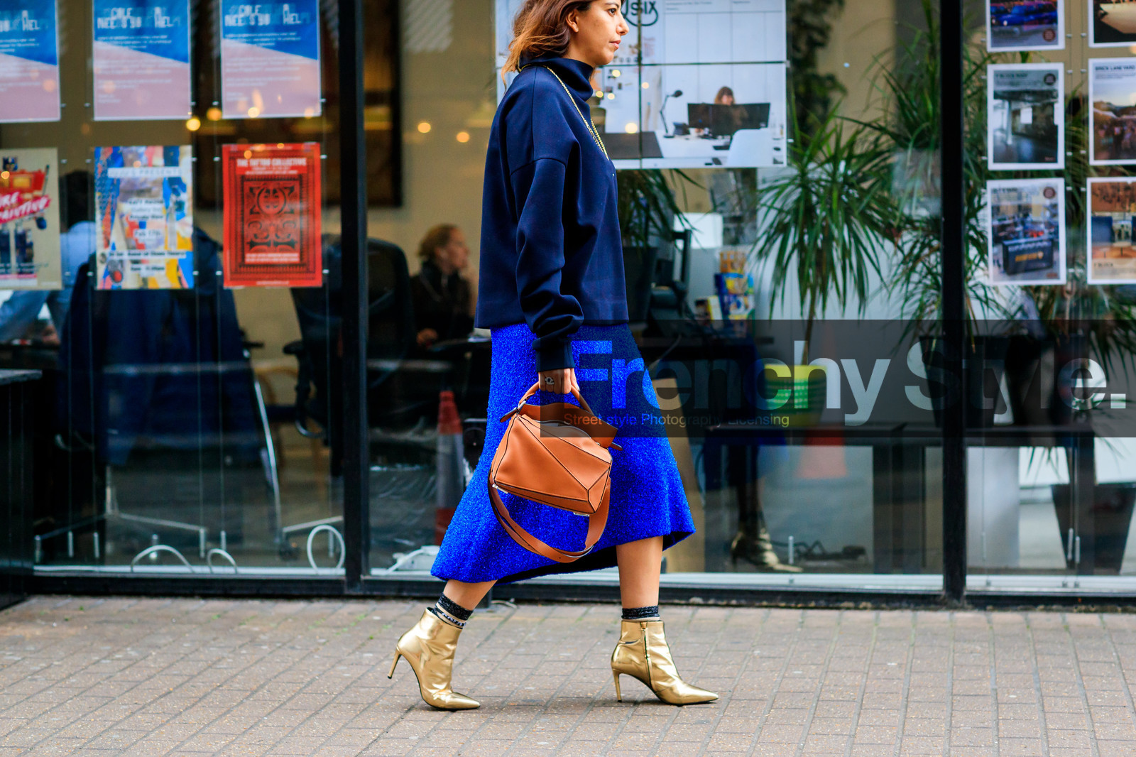 atmosphere details, AUTUMN WINTER 2017-2018, AW 17-18, blue skirt, brown bag, camel bag, detail, FALL WINTER 2017-2018, fashion week, frenchystyle, FW, FW 17-18, glitter, gold, golden boots, graphic bag, high heels, horizontal, jonathan paciullo, leather bag, leather shoes, LFW, loewe, LONDON, navy sweater, necklace, shiny boots, street style