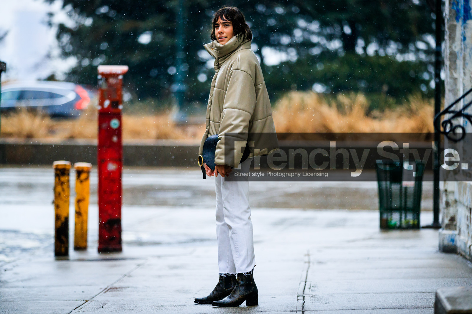 beige jacket, black bag, black shoes, denim pants, down jacket, high heels, jeans, leather bag, leather jacket, leather shoes, loewe, trousers, white denim, street style, jonathan paciullo, FW, frenchystyle, fashion week, NYFW, NEW YORK, AUTUMN WINTER 2018-2019, AW 18-19, FALL WINTER 2018-2019, FW 18-19, atmosphere details, horizontal, full length, model, mari giudicelli