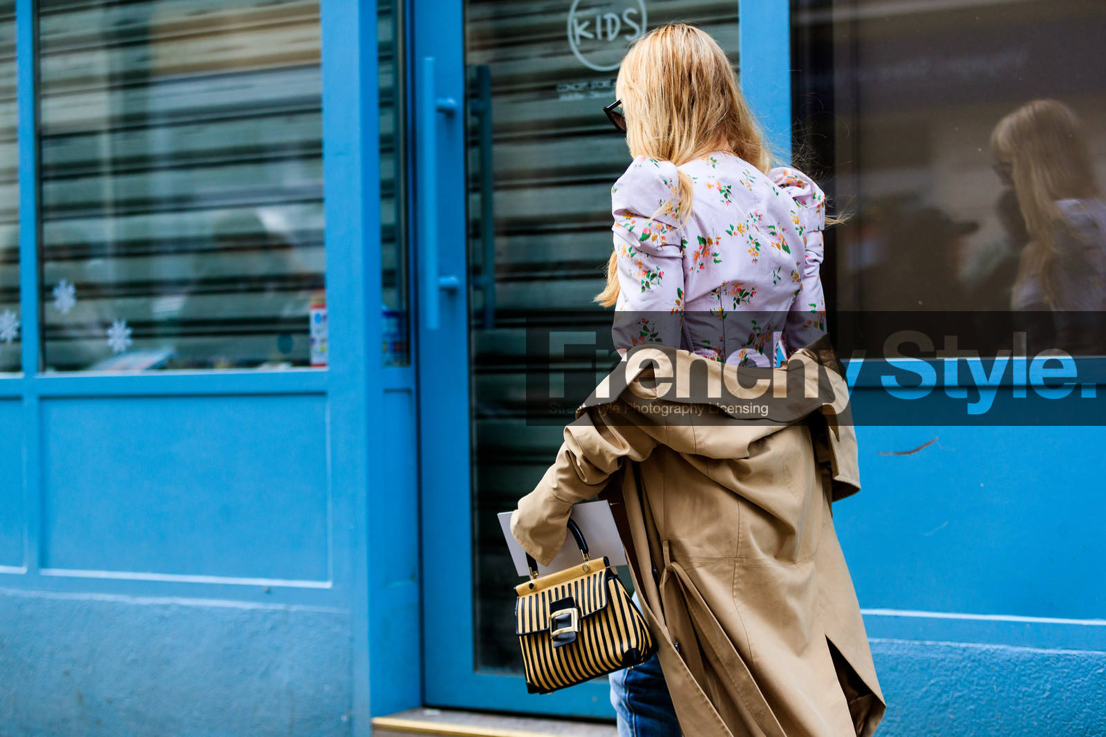 beige bag, beige coat, floral, flowers, graphic bag, leather bag, printed bag, printed shirt, purple shirt, roger vivier, stripes, trench coat, street style, jonathan paciullo, FW, frenchystyle, fashion week, PFW, PARIS, AUTUMN WINTER 2018-2019, FALL WINTER 2018-2019, FW 18-19, horizontal, atmosphere details, kerry pieri