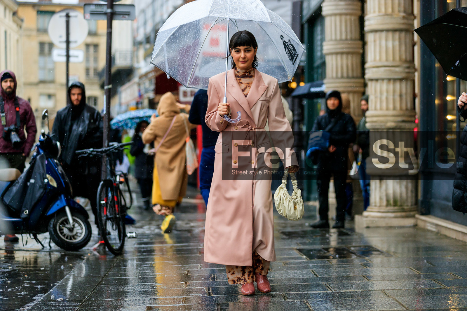 maria bernad, pink leather jacket, pink leather coat, light pink leather jacket, light pink leather coat, belted jacket, belted coat, long jacket, bicolor coat, bicolor jacket, orange top, orange pants, camel pants, camel top, tie and dye pants, tie and dye top, turtleneck top, light yellow leather bag, hand bag, ruffle bag, drape bag, sheer umbrella, lanvin umbrella, fashion week, frenchystyle, FW, jonathan paciullo, street style, PFW, PARIS, horizontal, atmosphere details, full length