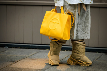telfar bag, accesories, close up details, puffed boots, yeezy boots, moon boots, beige boots, big tote bag, leather totebag, yellow totebag, fashion week, frenchystyle, FW, jonathan paciullo, street style, AUTUMN WINTER 2022-2023, FALL WINTER 2022_2023, FW 22-23, PFW, PARIS, horizontal, atmosphere details, detail