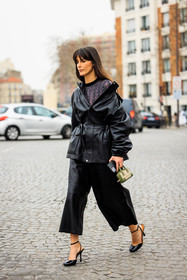 total black look, mini bag, loewe bag, green bag, logo bag, black heels, black trousers, baggy pants, leather jacket, shiny top, black jacket, leia sfez, street style, jonathan paciullo, FW, frenchystyle, fashion week, AUTUMN WINTER 2022-2023, FALL WINTER 2022_2023, FW 22-23, PFW, PARIS, full length, vertical