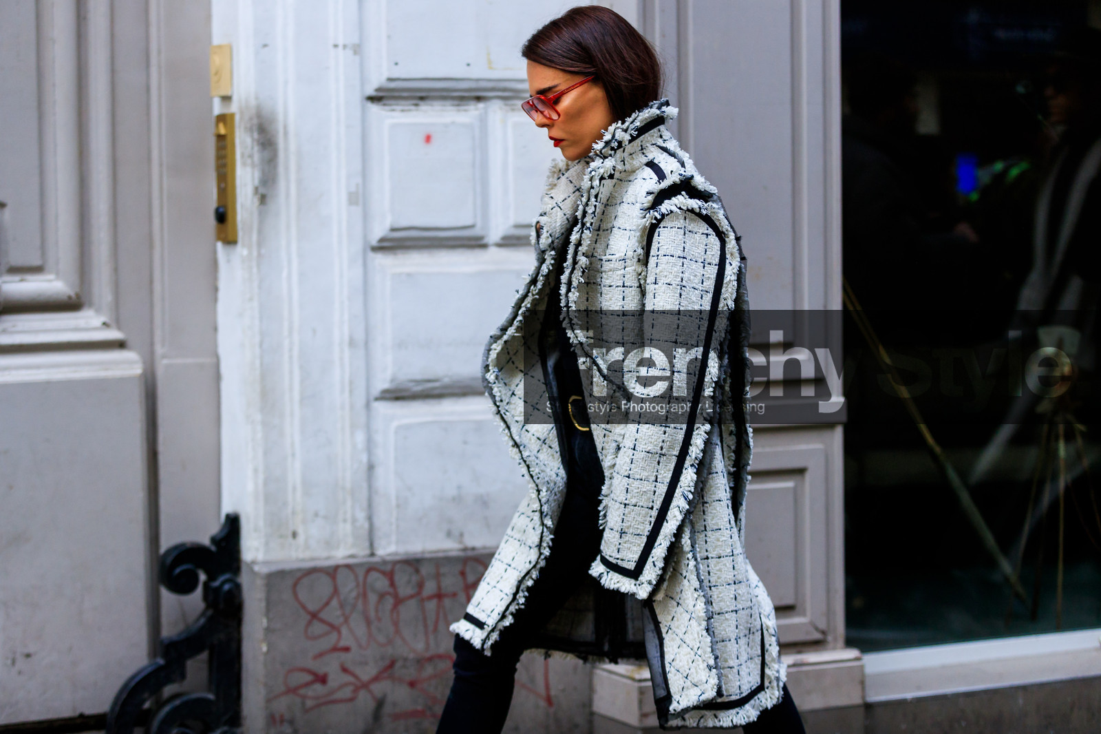 checked, graphic jacket, plaid, printed jacket, sunglasses, trousers, white coat, street style, jonathan paciullo, FW, frenchystyle, fashion week, PFW, PARIS, AUTUMN WINTER 2018-2019, FALL WINTER 2018-2019, FW 18-19, horizontal, atmosphere details, evangelie smyrniotaki
