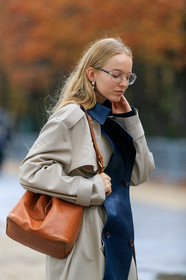 alexandra carl, aviator glasses, metalic frame sunglasses, dangling earrings, pearl earrings, trench coat, beige trench coat, belted trench coat, camel leather bag, louis vuitton bag, bucket bag, PARIS, PFW, SPRING SUMMER 2020, SS 20, fashion week, frenchystyle, FW, jonathan paciullo, street style, vertical, atmosphere details, detail