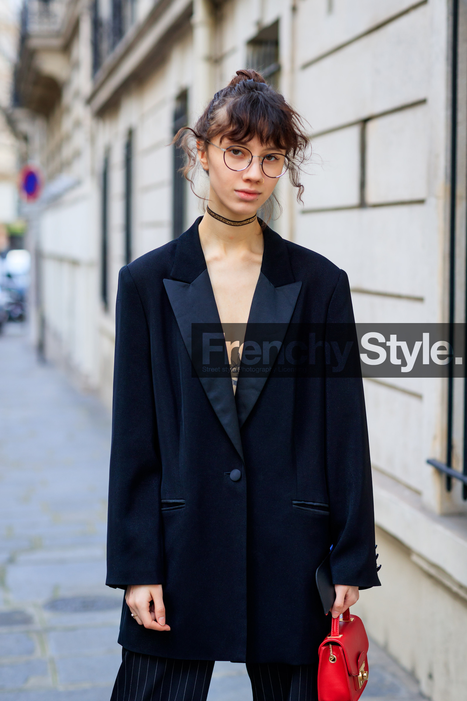 atmosphere details, AUTUMN WINTER 2017-2018, AW 17-18, black jacket, black pants, choker, detail, FALL WINTER 2017-2018, fashion week, frenchystyle, FW, FW 17-18, jonathan paciullo, leather bag, necklace, oversize, PARIS, PFW, red bag, street style, trousers, vertical