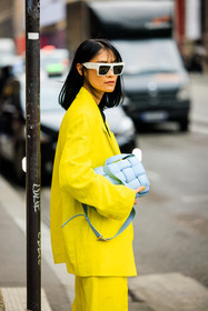 white sunglasses, yellow suit, black shirt, blue bag, bottega veneta bag, street style, jonathan paciullo, FW, frenchystyle, fashion week, AUTUMN WINTER 2022-2023, FALL WINTER 2022_2023, FW 22-23, PFW, PARIS, vertical, detail
