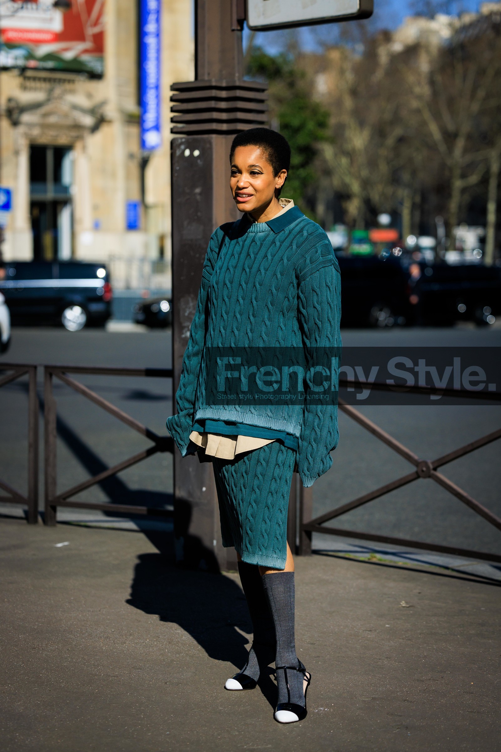 knitted look, blue jumper, blue skirt, midi skirt, beige shirt, knitwear, miu miu, short hair, grey socks, black heels, tamu mcpherson, FW 22-23, FALL WINTER 2022_2023, AUTUMN WINTER 2022-2023, fashion week, frenchystyle, FW, jonathan paciullo, street style, PFW, PARIS, full length, vertical