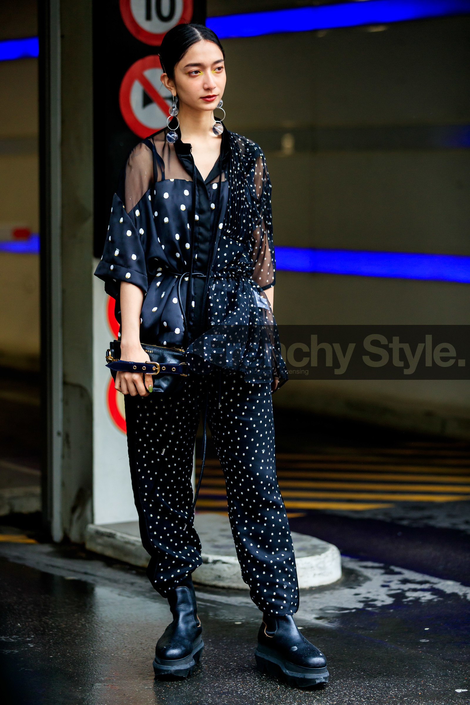 black jumpsuit, polka dots jumpsuits, short sleeves jumpsuit, sheer jumpsuits, asymetrical jumpsuits, ruffle jumpsuits, white jumpsuit, golden jumpsuit, belted jumpsuit, sheer earrings, round shape earrings, dangling earrings, silvered earrings, yellow eyeliner, yellow eyeshadows, black leather clutch, black leather boots, flat boots, chelsea boots, big sole boots, low boots, sacai bag, sacai jumpsuits, fashion week, frenchystyle, FW, jonathan paciullo, street style, PFW, PARIS, vertical, full length