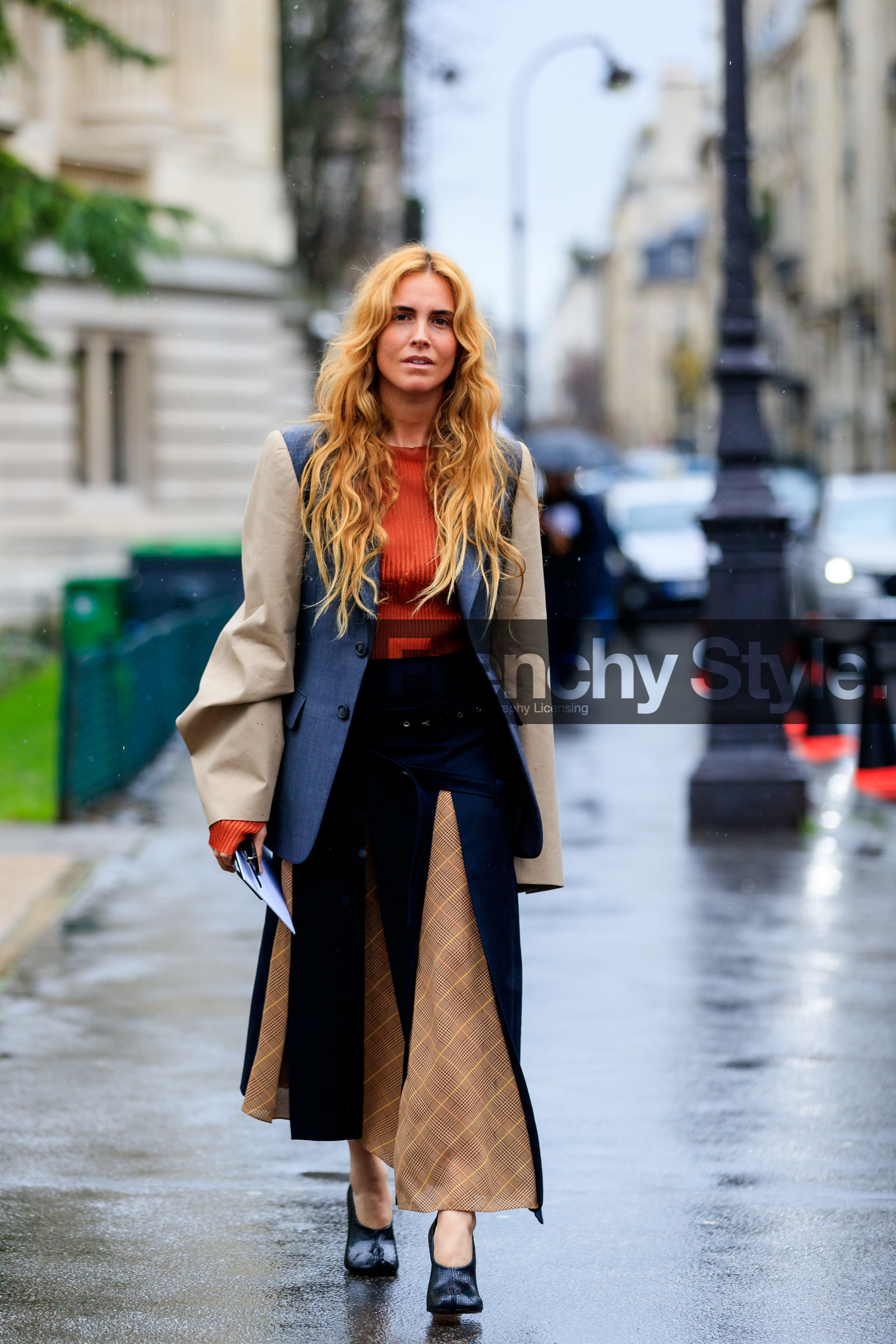 blanca miro scrimieri, orange pullover, grey jacket, beige jacket, bicolor jacket, oversize sleeves, pleated skirt, black skirt, beige skirt, checked skirt, bicolor skirt, long skirt, black polish shoes, high heels shoes, camel toe margiela shoes, margiela shoes, margiela skirt, margiela jacket, margiela look, fashion week, frenchystyle, FW, jonathan paciullo, street style, PFW, PARIS, AUTUMN WINTER 2020-2021, FALL WINTER 2020-2021, FW 20-21, vertical, full length