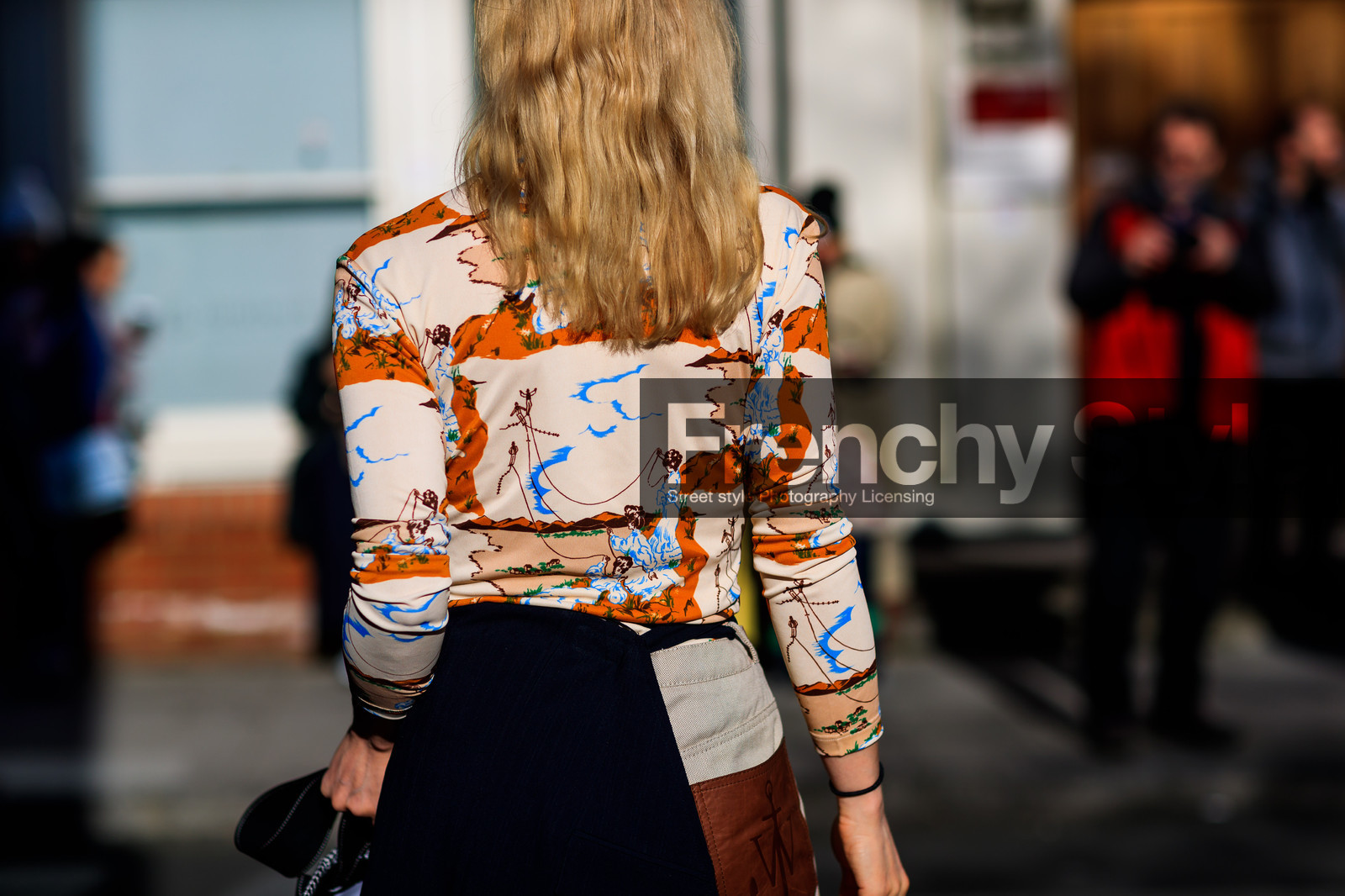 beige pants, beige top, denim pants, drawings, graphic bag, graphic top, jeans, jw anderson, pink bag, printed bag, printed top, striped bag, trousers, turtleneck sweater, street style, jonathan paciullo, FW, frenchystyle, fashion week, LFW, LONDON, AUTUMN WINTER 2018-2019, AW 18-19, FALL WINTER 2018-2019, FW 18-19, horizontal, atmosphere details, detail, irina lakicevic