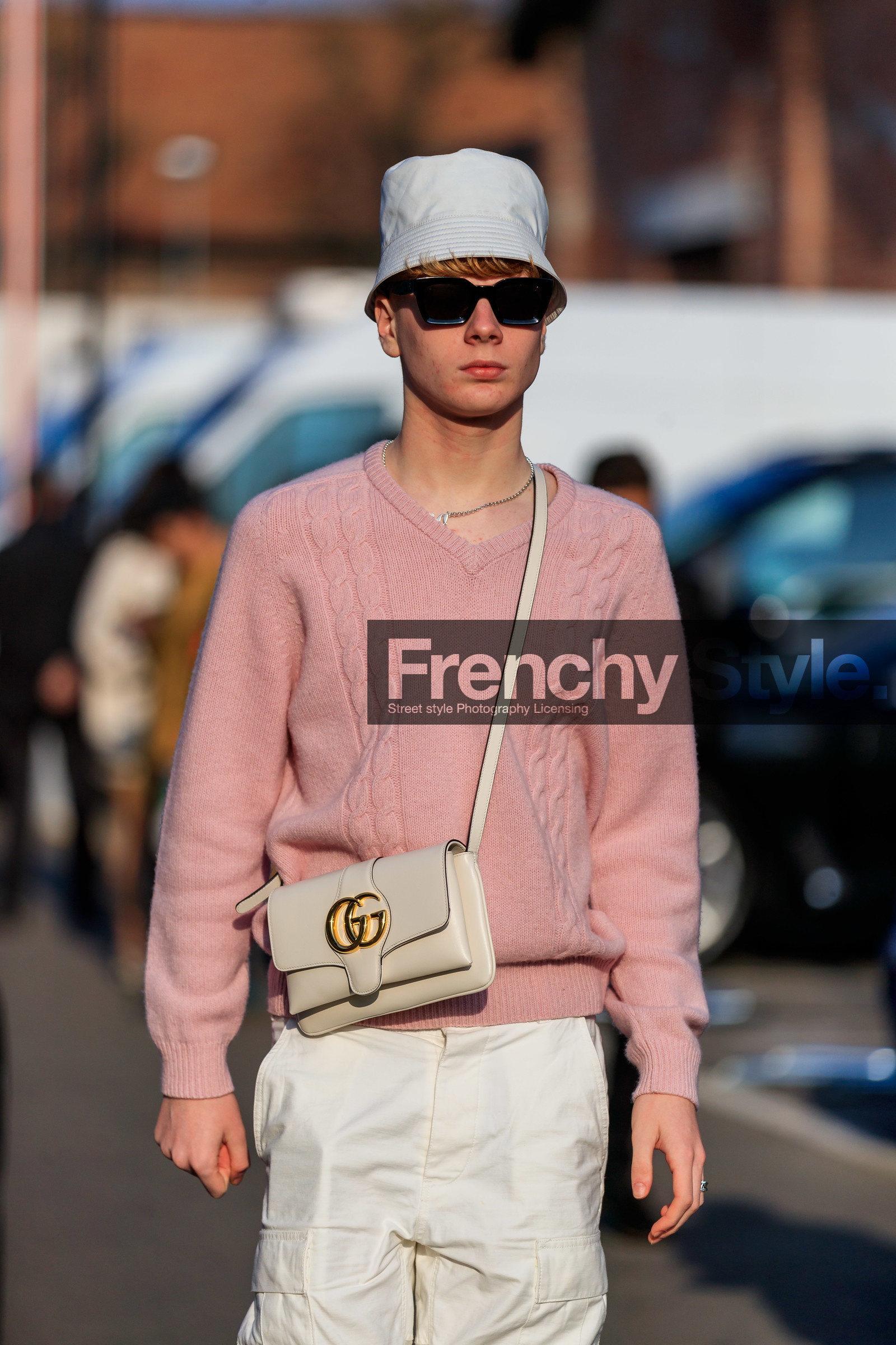 beige bag, gucci, leather bag, necklace, pink sweater, sunglasses, trousers, white hat, white pants, fashion week, frenchystyle, FW, jonathan paciullo, street style, MFW, MILAN, AUTUMN WINTER 2019-2020, AW 19-20, FALL WINTER 2019-2020, FW 19-20, vertical, atmosphere details, detail
