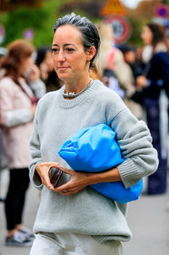 big chain necklace, silvered chain necklace, silvered necklace, light grey pullover, light blue leather clutch, light blue leather bag, bottega veneta bag, close up detail, fashion week, frenchystyle, FW, jonathan paciullo, street style, SPRING SUMMER 2020, SS 20, PFW, PARIS, vertical, atmosphere details, detail