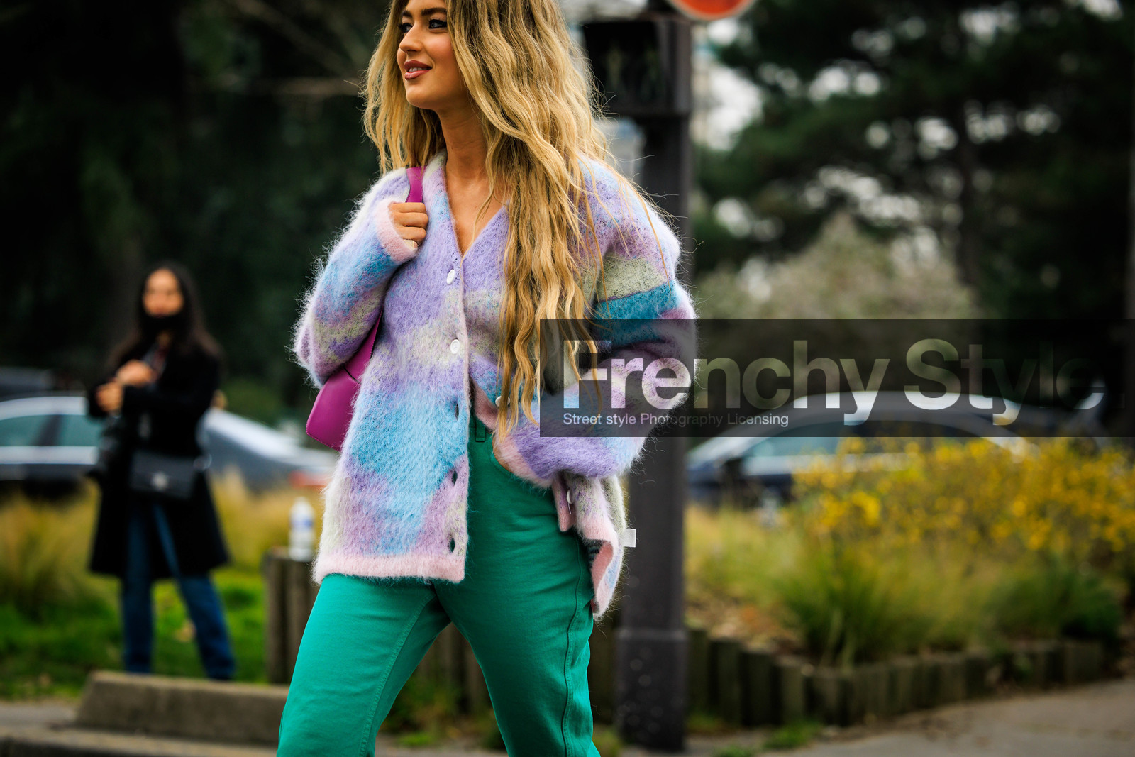 curly hair, lila cardigan, multicolor cardigan, pink bag, green pants, highwaist trousers, knitwear, emili sindlev, street style, jonathan paciullo, FW, frenchystyle, fashion week, AUTUMN WINTER 2022-2023, FALL WINTER 2022_2023, FW 22-23, PFW, PARIS, horizontal, atmosphere details, detail