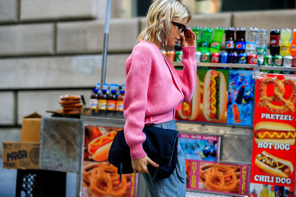 atmosphere details, black bag, caro daur, detail, earrings, fashion week, frenchystyle, FW, grey pants, horizontal, jonathan paciullo, leather bag, NEW YORK, NYFW, pink sweater, SPRING SUMMER 2018, SS 18, street style, sunglasses, trousers