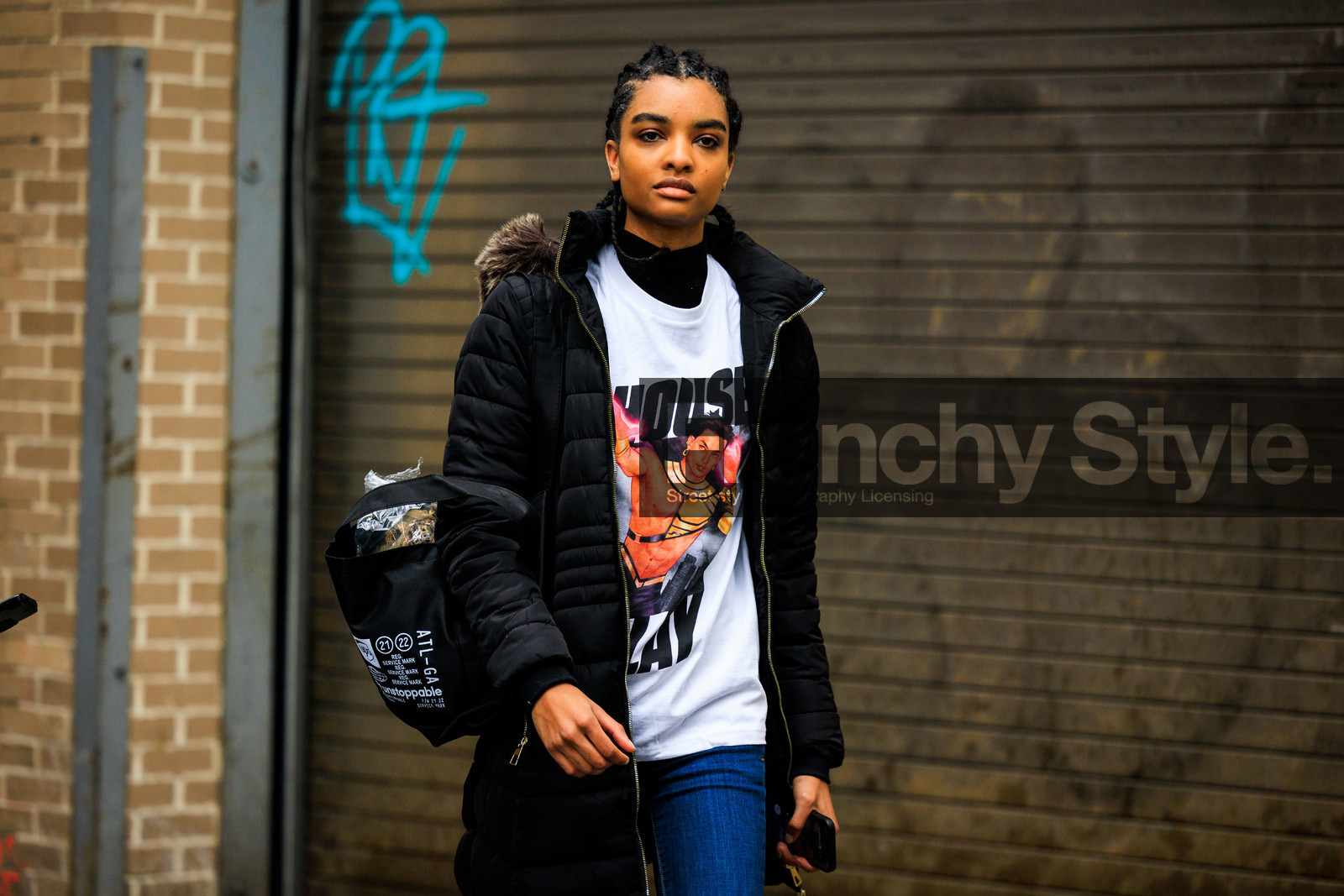 braided hair, puffed coat, black winter coat, printed tshirt, white tshirt, black totebag, street style, jonathan paciullo, FW, frenchystyle, fashion week, NYFW, NEW YORK, AUTUMN WINTER 2022-2023, FALL WINTER 2022_2023, FW 22-23, atmosphere details, horizontal