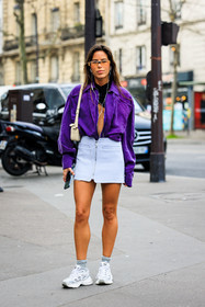 beige handbag, white skirt, mini skirt, zipped skirt, purple shirt, transparent glasses, sporty look, white sneakers, minibag, headphones, iphone, black top, cut out top, courreges, nina urgell cloquell, fashion week, frenchystyle, FW, jonathan paciullo, street style, AUTUMN WINTER 2022-2023, FALL WINTER 2022_2023, FW 22-23, PFW, PARIS, vertical, full length