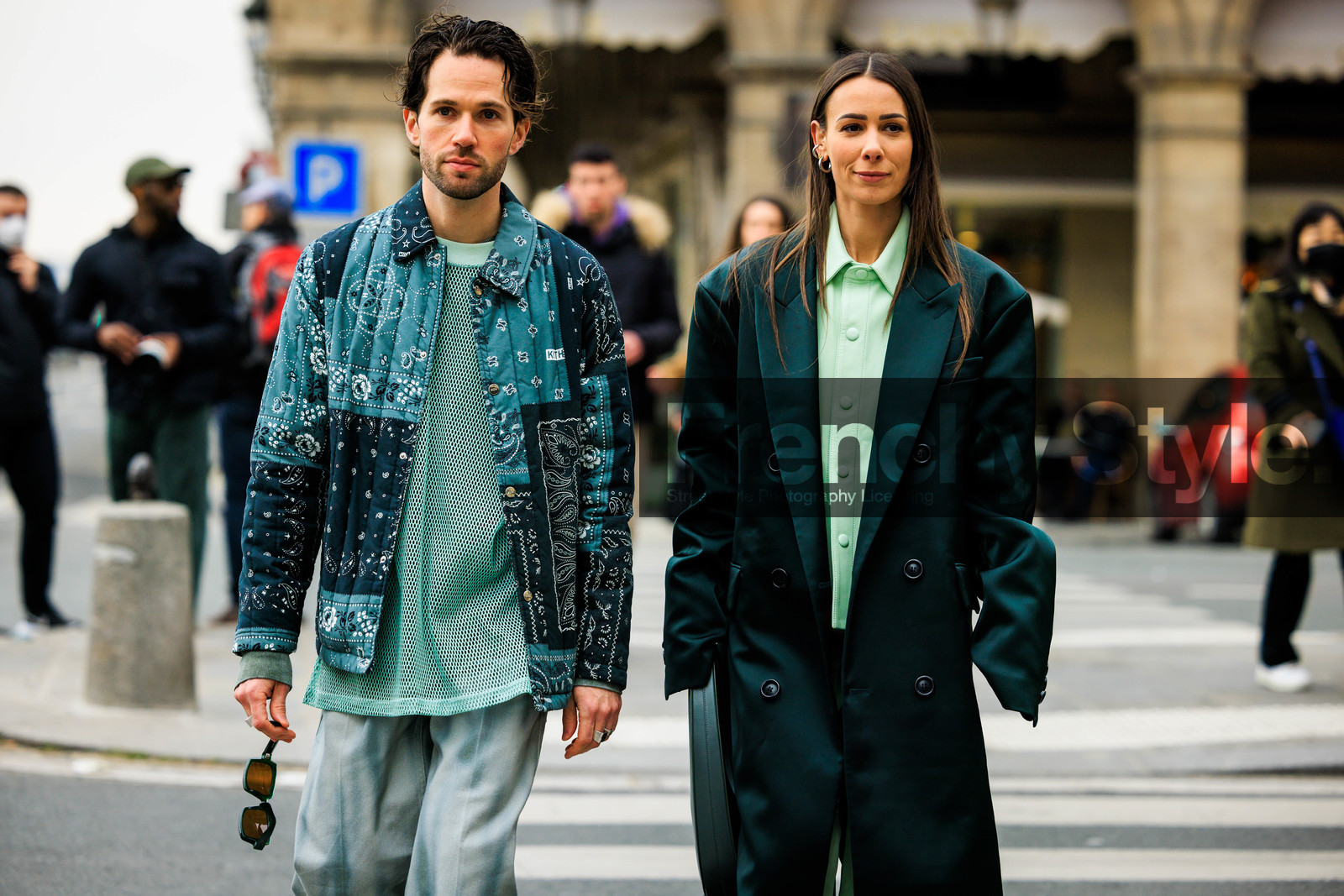 sunglasses, coperni bag, petrol green bag, pine green trench, satin trench, light green suit, flared pants, washed pants, fishnet top, turquoise top, printed jacket, flower print jacket, alice & j.s, alice barbier, JS roques, street style, jonathan paciullo, FW, frenchystyle, fashion week, AUTUMN WINTER 2022-2023, FALL WINTER 2022_2023, FW 22-23, PFW, PARIS, horizontal, atmosphere details, detail