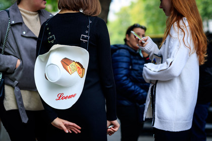 atmosphere details, black dress, black sweater, detail, fashion week, frenchystyle, FW, golden details, horizontal, jonathan paciullo, LFW, loewe, LONDON, printed hat, SPRING SUMMER 2018, SS 18, street style, white hat